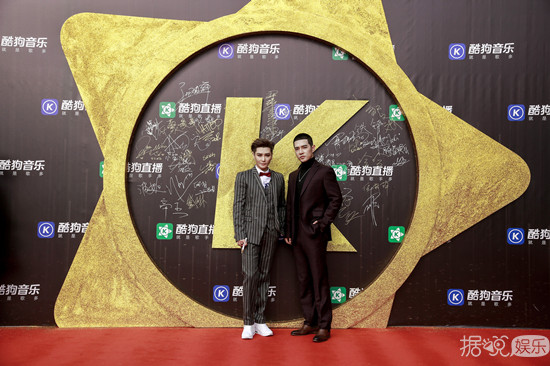 符龍飛王耀辰李佑晨實(shí)力圈粉 攜手出席音樂盛典 符龍飛王耀辰李佑晨實(shí)力圈粉 攜手出席音樂盛典